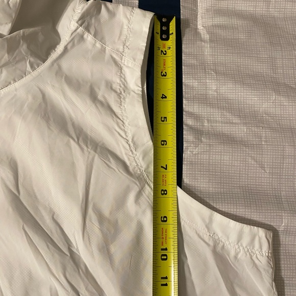 Women’s Under Armour Windbreaker Vest—XL - Picture 13 of 13